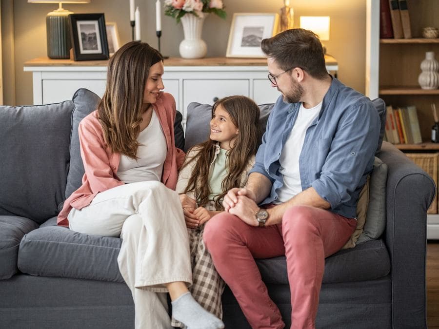 Oturma odasında sohbet eden bir aile